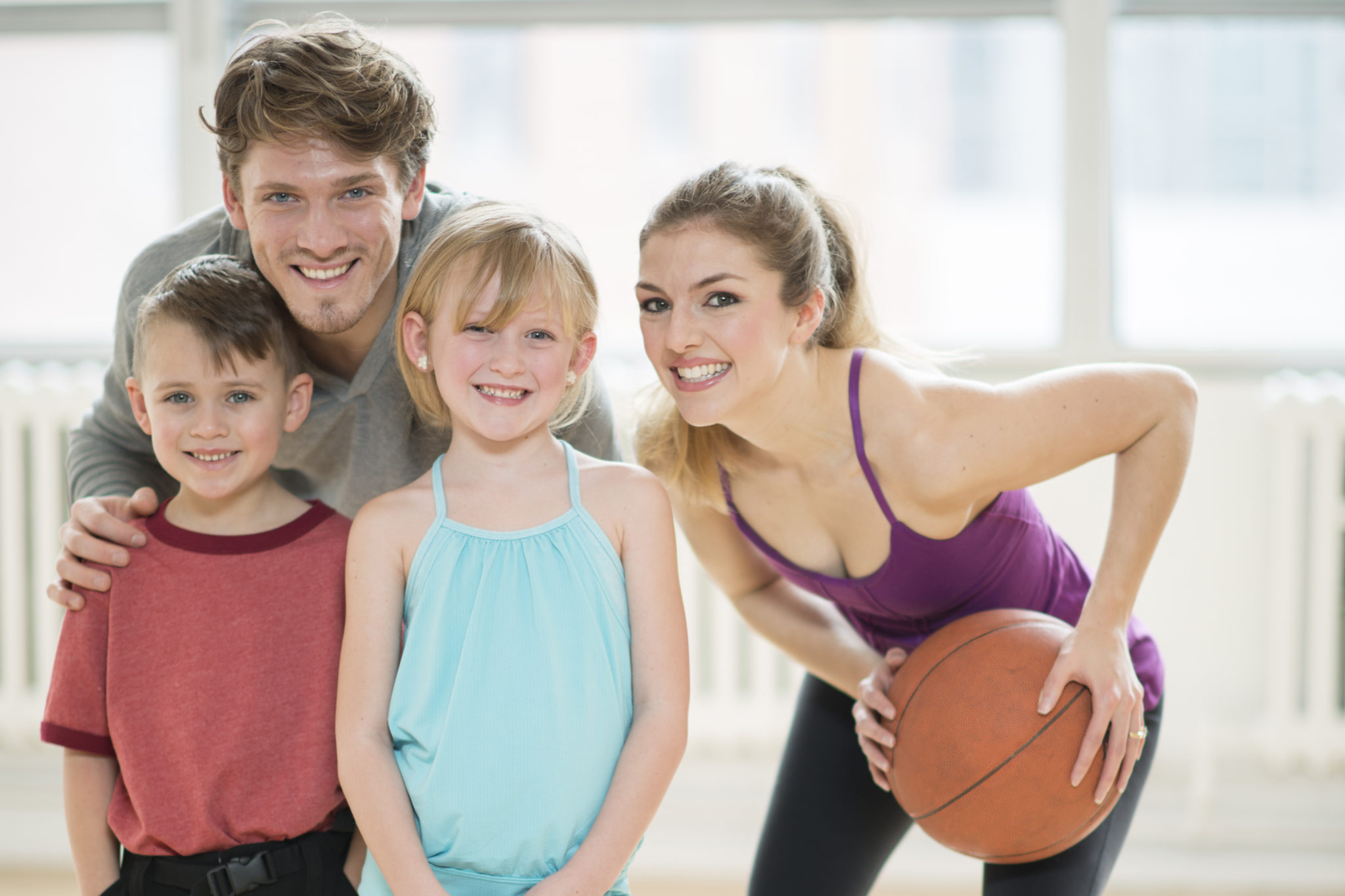 Поддержка 4 человека. Спортивная семья. Семья занимается спортом. Сеьм язанмиается спортом. Здоровый ребенок.